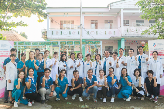 BỆNH VIỆN QUỐC TẾ MỸ (AIH) TỔ CHỨC KHÁM BỆNH, PHÁT THUỐC VÀ TẶNG QUÀ CHO NGƯỜI DÂN KHÓ KHĂN TẠI XÃ LÊ CHÁNH - TỈNH AN GIANG