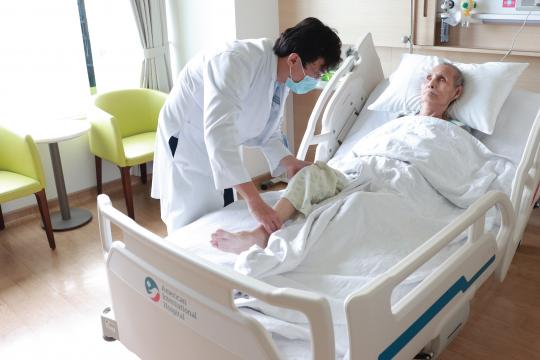 BỆNH VIỆN QUỐC TẾ MỸ (AIH) THÀNH CÔNG THAY KHỚP HÁNG NHÂN TẠO CHO BỆNH NHÂN 91 TUỔI